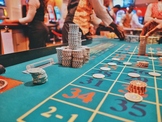 Comment les promotions quotidiennes maintiennent les joueurs engagés dans les casinos en ligne