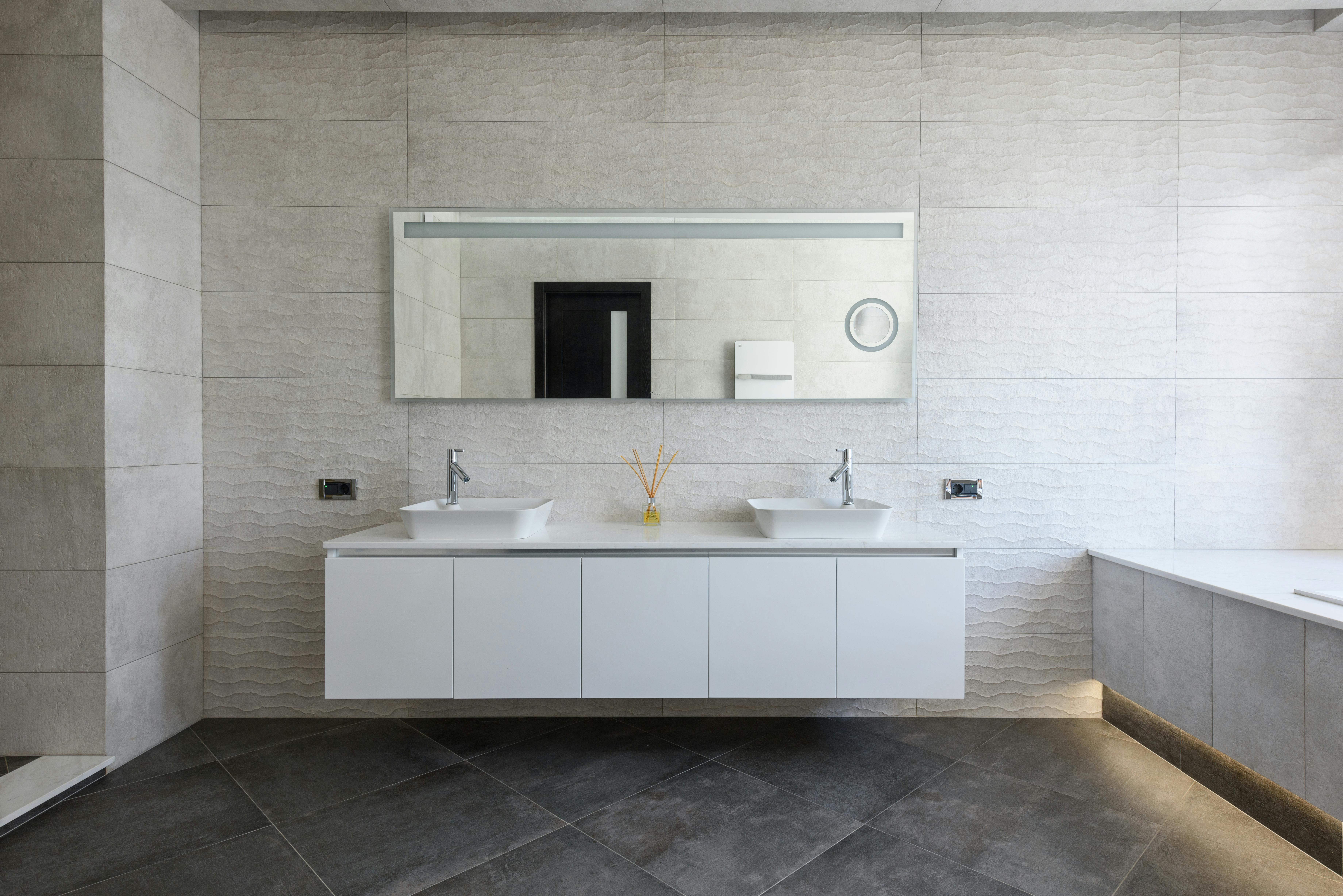The Ultimate Guide to Kitchen Worktops: Top 10 Materials, Best 5 Picks & Granite vs Quartz Comparison