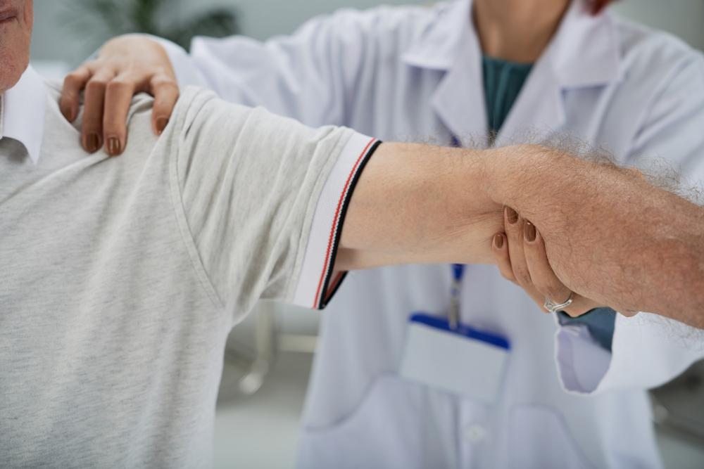 Home Remedies vs. Regenerative Medicine: What’s Best for Treating Shoulder Pain?