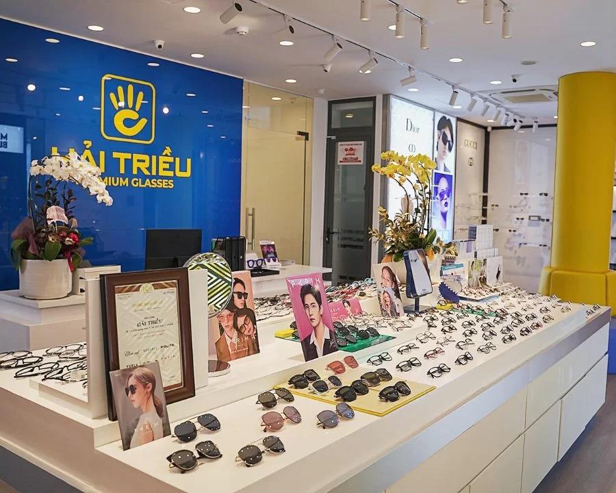 Trai nghiem thuc te trong Essilor: Co dong doi mau trong o to khong?