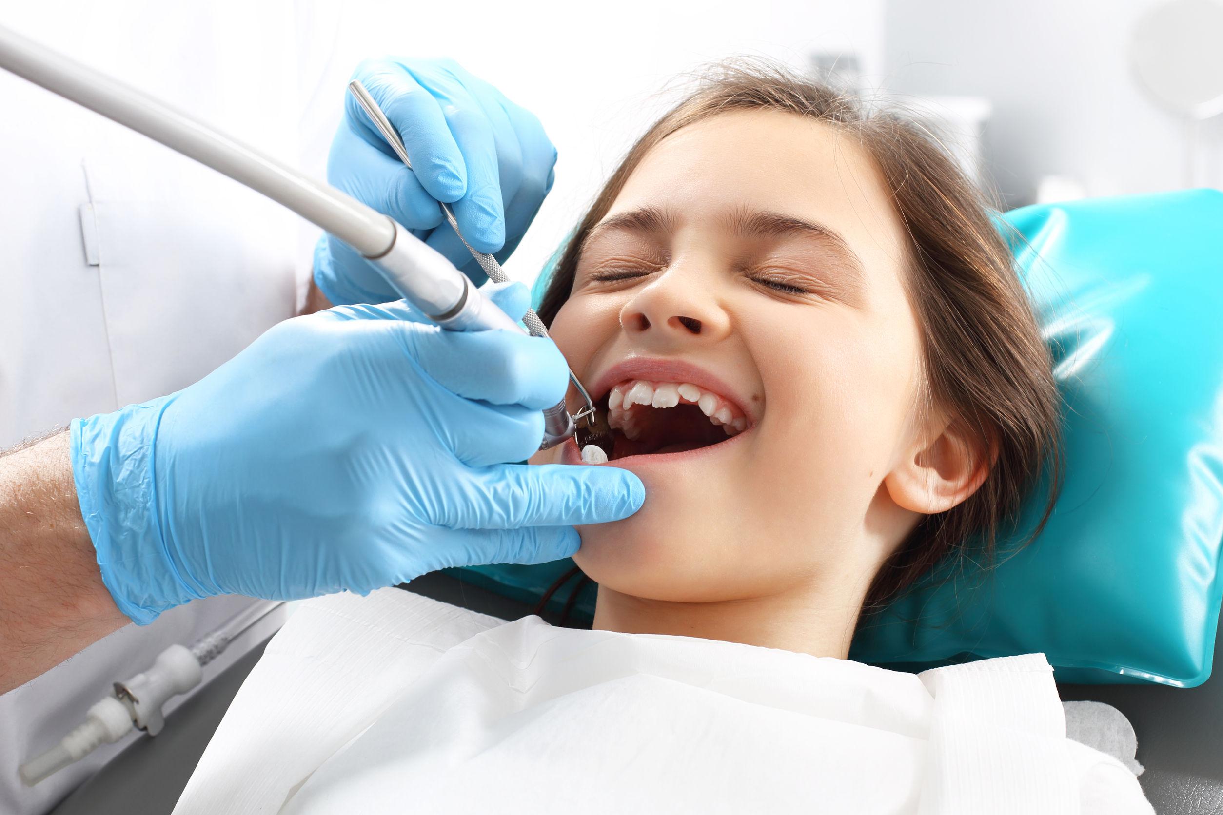 Emergency Dental Care: What to Do Before Reaching a Dental Clinic in Dubai