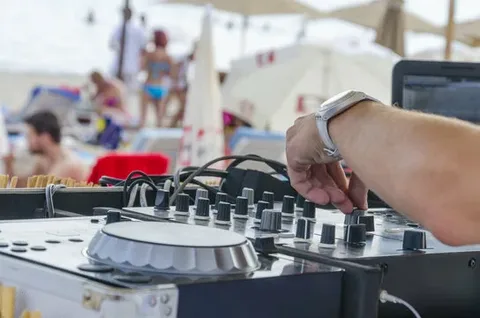 How to Choose the Perfect DJ For Parties Every Time